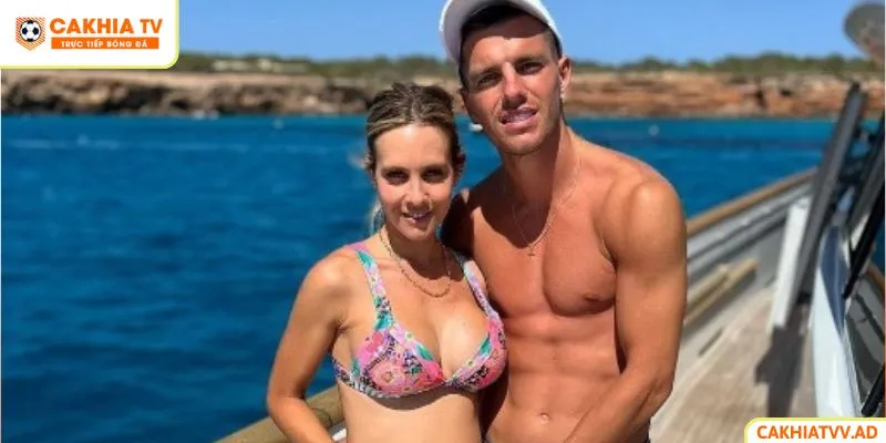Hình ảnh của cầu thủ Giovani Lo Celso bên vợ của mình